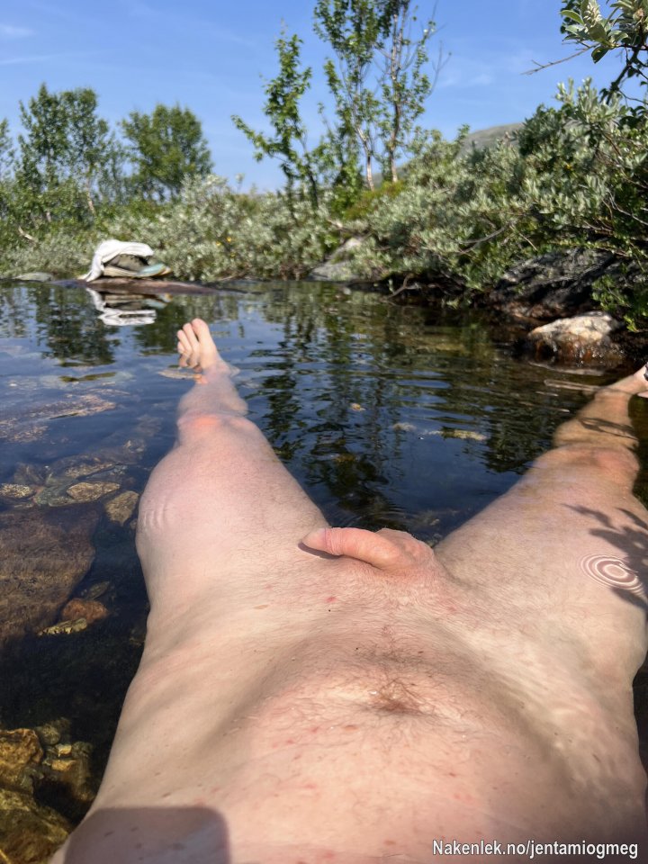 Måtte ta en dukkert på løpeturen min i fjellet i morges. 🤩 Jeg savnet Kaia så mye der. Neste gang blir hun med! ❤️‍🔥😋